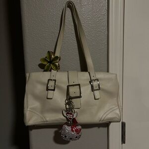 The Look Randolph Duke  
Cream purse with pink interior